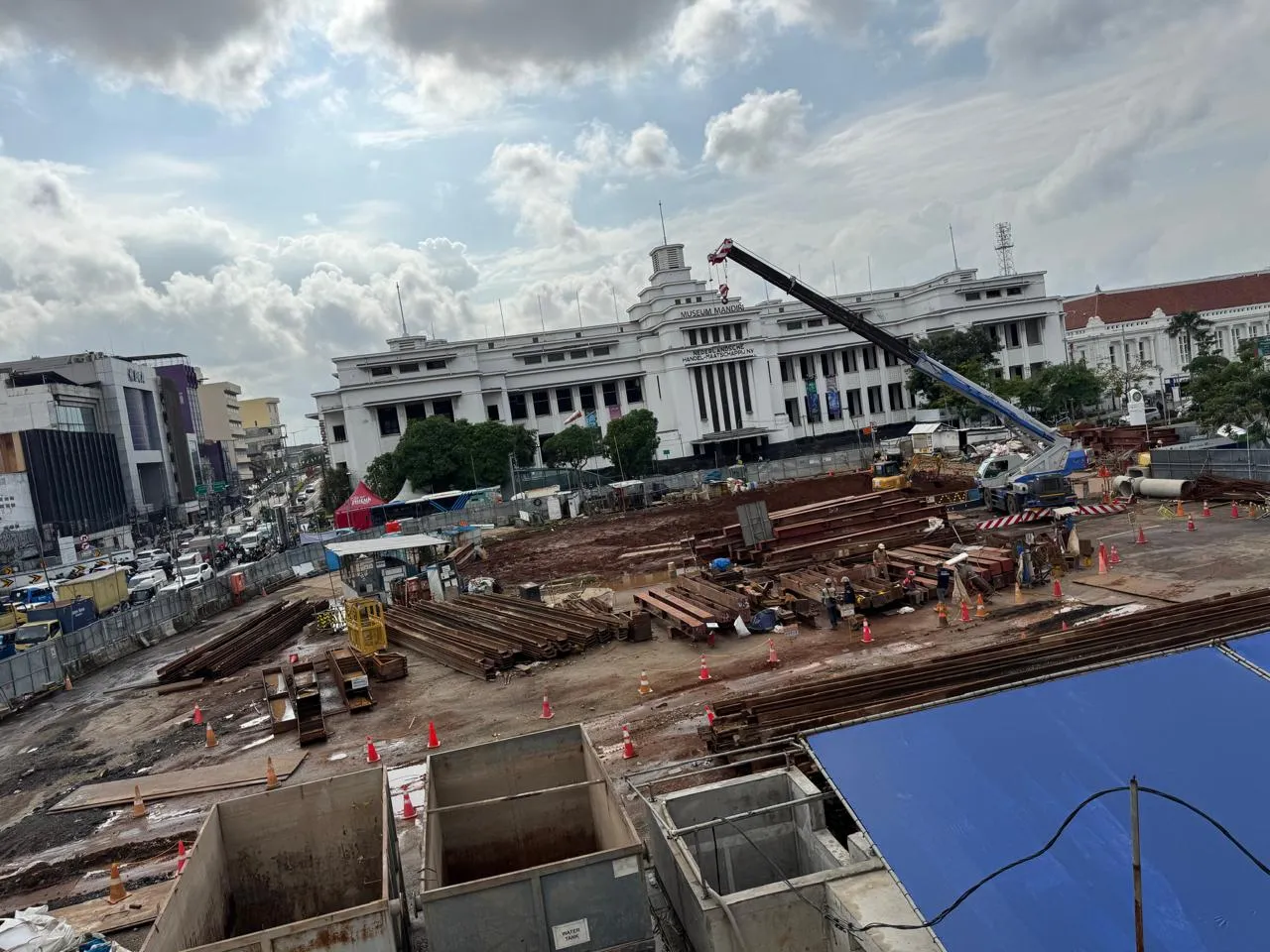 Area Tengah Komersial Stasiun Jakarta Kota